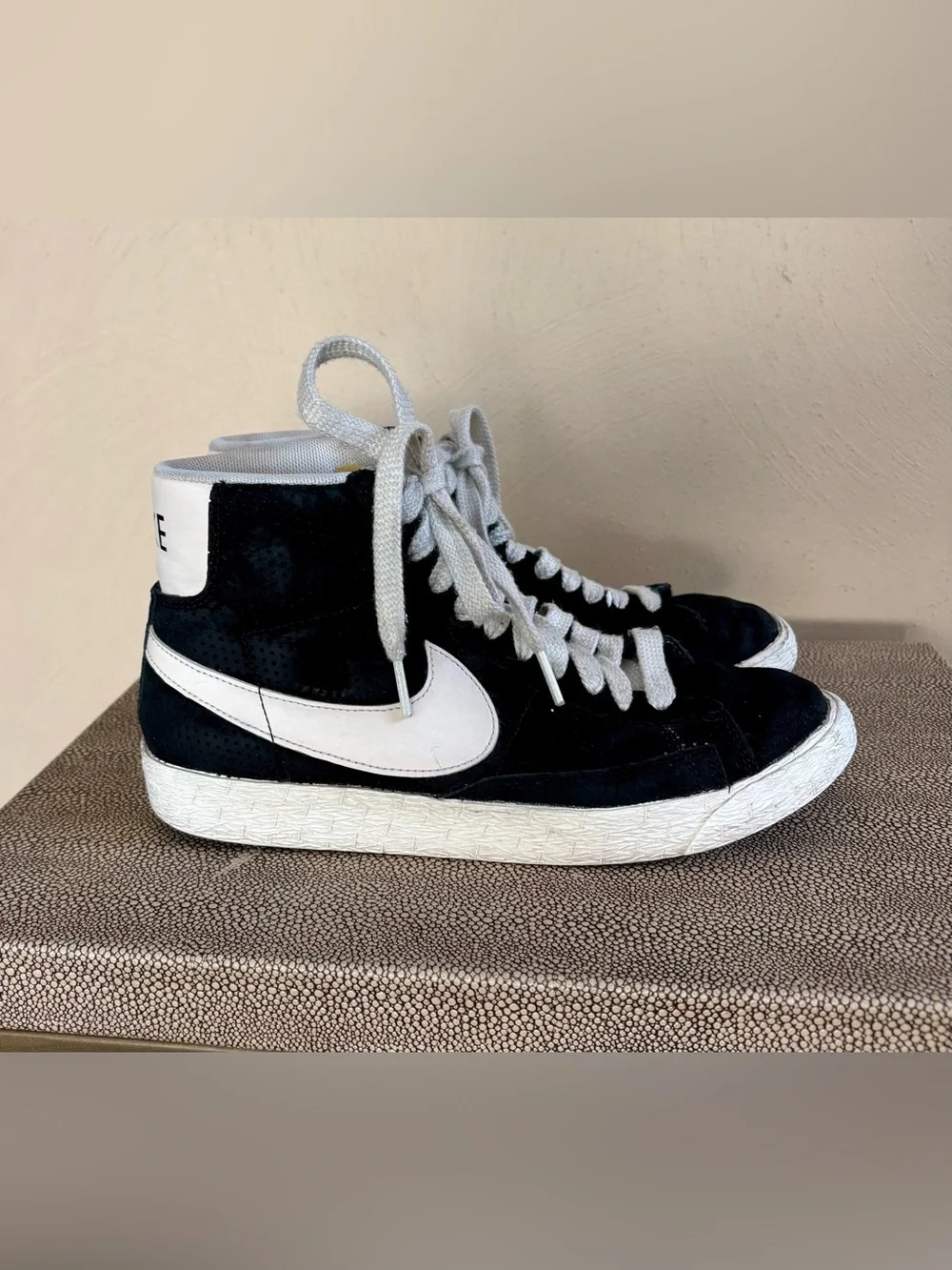 Nike Vintage Women Black & White High w Emerald Soles!!!  Size7.5
